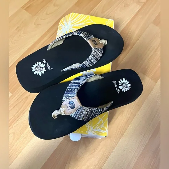 Yellow Box Black and Tan Sandals with Striped Design - Size 7.5 - Picture 3 of 7